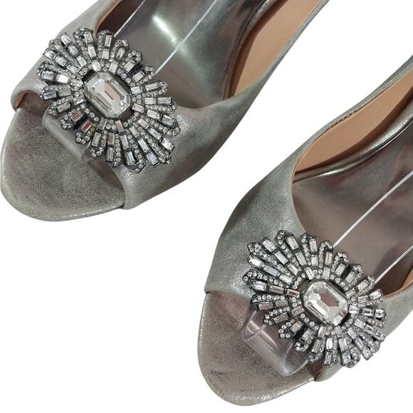 BADGLEY MISCHKA! MATTE SILVERY GOLD, STILETTO RHINESTONE DETAIL HEELS! SZ 9M - Picture 2 of 12